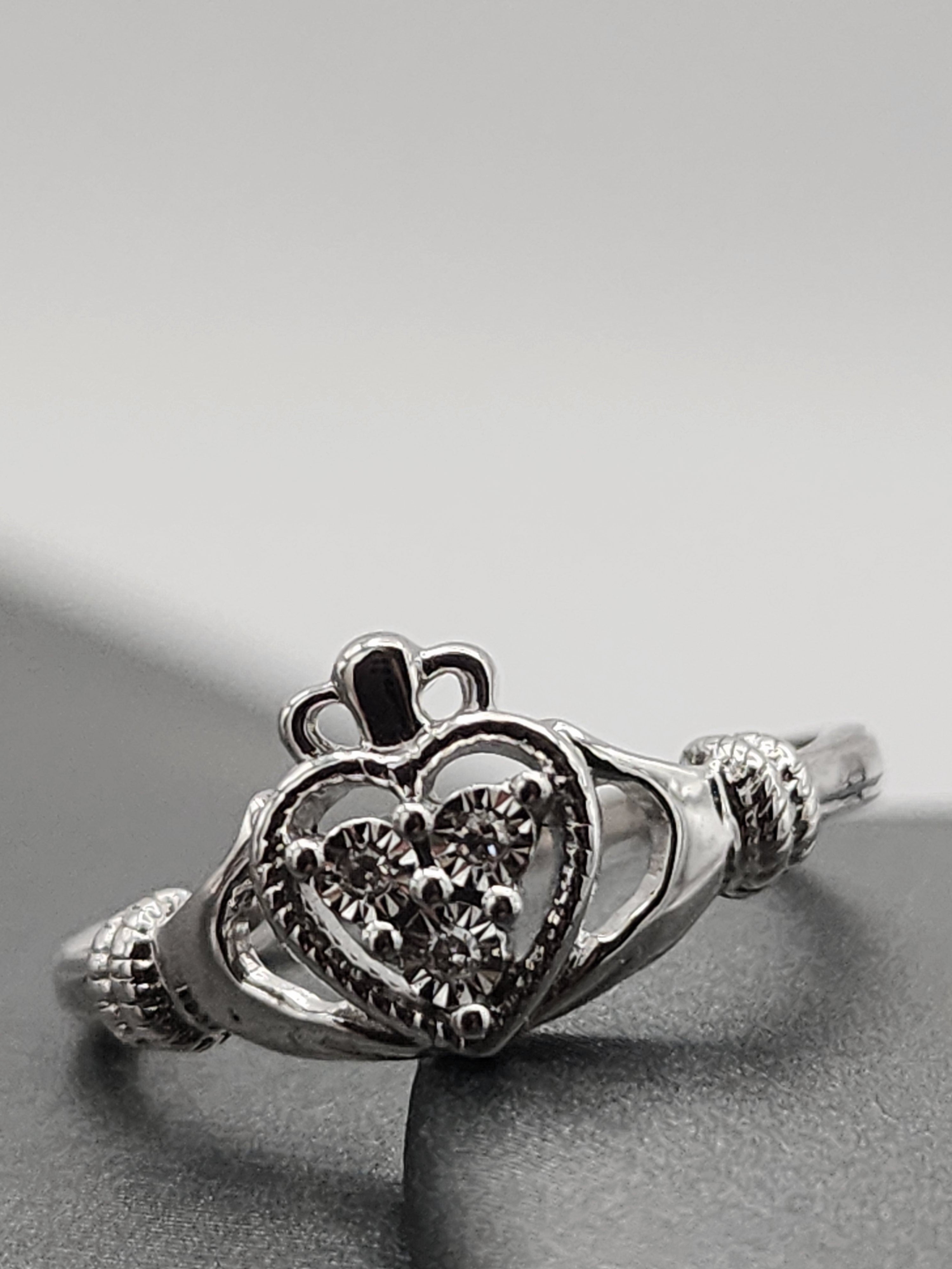 Sterling Silver Diamond Heart Ring (0.02 CTW, Size 7)